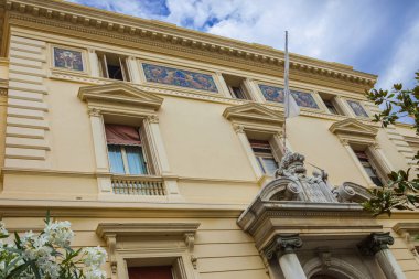 Monako yaz sokakları, sokaklarda dış detayları, çatılar, ışıklar ve kapılar, pencereler, Monte Carlo yollar. Kraliyet Meydanı, parklar, Monako'daki Okyanus Müzesi, deniz balığı.