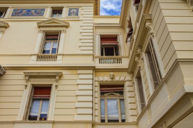 Monako yaz sokakları, sokaklarda dış detayları, çatılar, ışıklar ve kapılar, pencereler, Monte Carlo yollar. Kraliyet Meydanı, parklar, Monako'daki Okyanus Müzesi, deniz balığı.