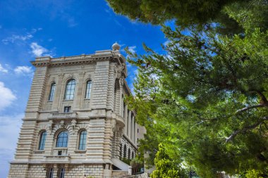 Monako yaz sokakları, sokaklarda dış detayları, çatılar, ışıklar ve kapılar, pencereler, Monte Carlo yollar. Kraliyet Meydanı, parklar, Monako'daki Okyanus Müzesi, deniz balığı.