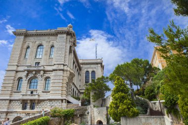 Monako yaz sokakları, sokaklarda dış detayları, çatılar, ışıklar ve kapılar, pencereler, Monte Carlo yollar. Kraliyet Meydanı, parklar, Monako'daki Okyanus Müzesi, deniz balığı.