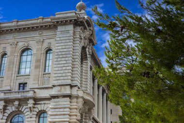 Monako yaz sokakları, sokaklarda dış detayları, çatılar, ışıklar ve kapılar, pencereler, Monte Carlo yollar. Kraliyet Meydanı, parklar, Monako'daki Okyanus Müzesi, deniz balığı.