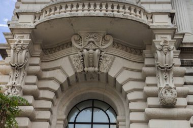 Monako yaz sokakları, sokaklarda dış detayları, çatılar, ışıklar ve kapılar, pencereler, Monte Carlo yollar. Kraliyet Meydanı, parklar, Monako'daki Okyanus Müzesi, deniz balığı.