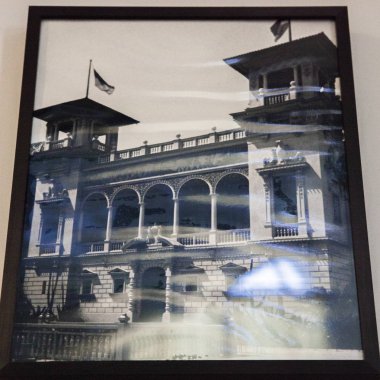 Monako yaz sokakları, sokaklarda dış detayları, çatılar, ışıklar ve kapılar, pencereler, Monte Carlo yollar. Kraliyet Meydanı, parklar, Monako'daki Okyanus Müzesi, deniz balığı.