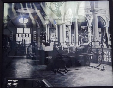 Monako yaz sokakları, sokaklarda dış detayları, çatılar, ışıklar ve kapılar, pencereler, Monte Carlo yollar. Kraliyet Meydanı, parklar, Monako'daki Okyanus Müzesi, deniz balığı.