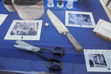 Monako yaz sokakları, sokaklarda dış detayları, çatılar, ışıklar ve kapılar, pencereler, Monte Carlo yollar. Kraliyet Meydanı, parklar, Monako'daki Okyanus Müzesi, deniz balığı.