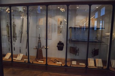 Monako yaz sokakları, sokaklarda dış detayları, çatılar, ışıklar ve kapılar, pencereler, Monte Carlo yollar. Kraliyet Meydanı, parklar, Monako'daki Okyanus Müzesi, deniz balığı.