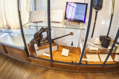 Monako yaz sokakları, sokaklarda dış detayları, çatılar, ışıklar ve kapılar, pencereler, Monte Carlo yollar. Kraliyet Meydanı, parklar, Monako'daki Okyanus Müzesi, deniz balığı.