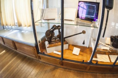 Monako yaz sokakları, sokaklarda dış detayları, çatılar, ışıklar ve kapılar, pencereler, Monte Carlo yollar. Kraliyet Meydanı, parklar, Monako'daki Okyanus Müzesi, deniz balığı.