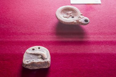 Monako yaz sokakları, sokaklarda dış detayları, çatılar, ışıklar ve kapılar, pencereler, Monte Carlo yollar. Kraliyet Meydanı, parklar, Monako'daki Okyanus Müzesi, deniz balığı.