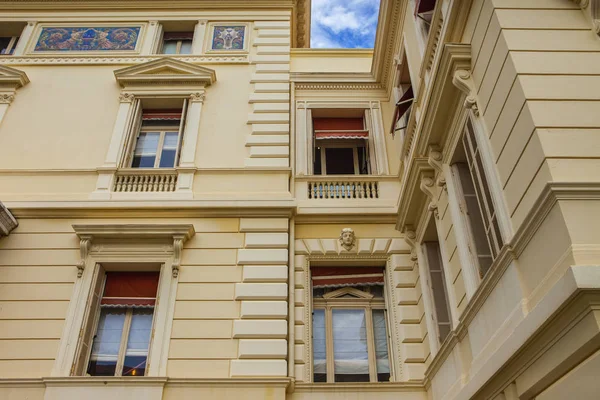 Monako yaz sokakları, sokaklarda dış detayları, çatılar, ışıklar ve kapılar, pencereler, Monte Carlo yollar. Kraliyet Meydanı, parklar, Monako'daki Okyanus Müzesi, deniz balığı.