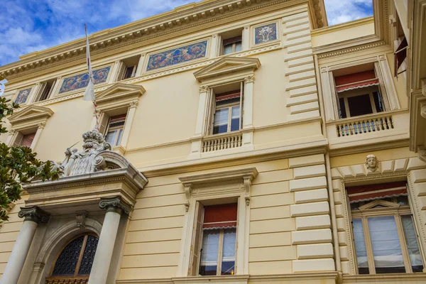 Monako yaz sokakları, sokaklarda dış detayları, çatılar, ışıklar ve kapılar, pencereler, Monte Carlo yollar. Kraliyet Meydanı, parklar, Monako'daki Okyanus Müzesi, deniz balığı.