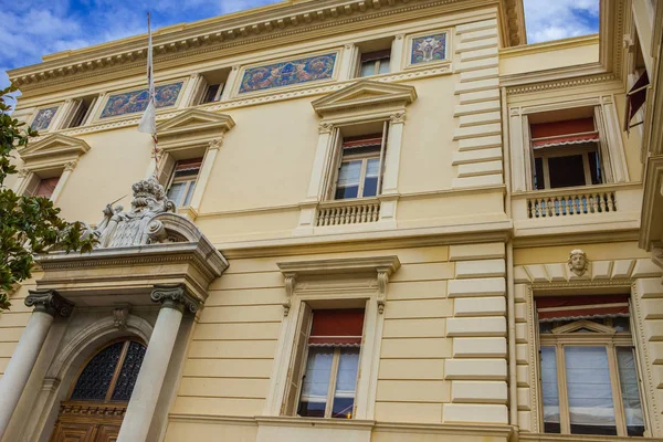 Monako yaz sokakları, sokaklarda dış detayları, çatılar, ışıklar ve kapılar, pencereler, Monte Carlo yollar. Kraliyet Meydanı, parklar, Monako'daki Okyanus Müzesi, deniz balığı.