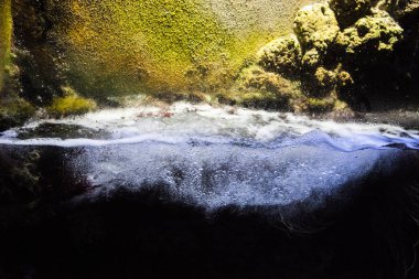 Monako yaz sokakları, sokaklarda dış detayları, çatılar, ışıklar ve kapılar, pencereler, Monte Carlo yollar. Kraliyet Meydanı, Parklar, Monako Okyanus Müzesi.