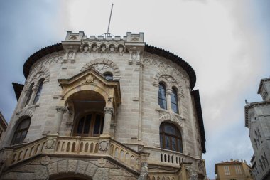 Monako yaz sokakları, sokaklarda dış detayları, çatılar, fanori ve kapılar, Monte Carlo yollar. Monako Kraliyet Meydanı.