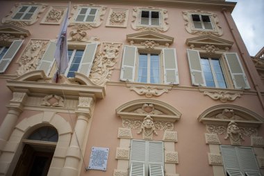 Monako yaz sokakları, sokaklarda dış detayları, çatılar, fanori ve kapılar, Monte Carlo yollar. Monako Kraliyet Meydanı.