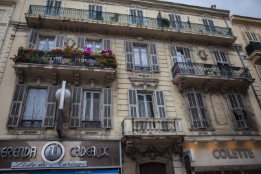 Monako yaz sokakları, sokaklarda dış detayları, çatılar, fanori ve kapılar, Monte Carlo yollar. Monako Kraliyet Meydanı.