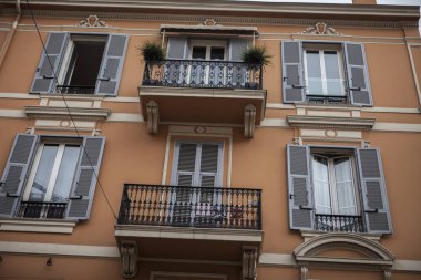 Monako yaz sokakları, sokaklarda dış detayları, çatılar, fanori ve kapılar, Monte Carlo yollar. Monako Kraliyet Meydanı.