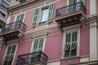 Monako yaz sokakları, sokaklarda dış detayları, çatılar, fanori ve kapılar, Monte Carlo yollar. Monako Kraliyet Meydanı.