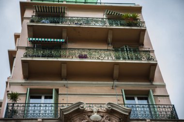 Monako yaz sokakları, sokaklarda dış detayları, çatılar, fanori ve kapılar, Monte Carlo yollar. Monako Kraliyet Meydanı.
