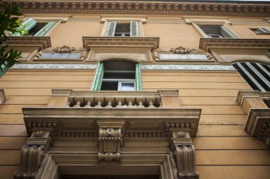 Monako yaz sokakları, sokaklarda dış detayları, çatılar, fanori ve kapılar, Monte Carlo yollar. Monako Kraliyet Meydanı.