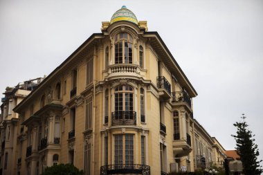 Monako yaz sokakları, sokaklarda dış detayları, çatılar, fanori ve kapılar, Monte Carlo yollar. Monako Kraliyet Meydanı.