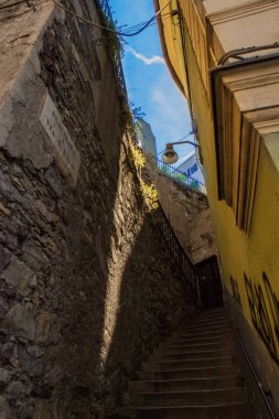 Cenova, yaz sokakları, sokaklarda dış detayları, çatılar, ışıklar ve kapılar, pencereler, Cenova yolları. Plaza Kristof Kolomb, parklar, Cenova Müzesi, balıkçıların limanları. Evlerde Genova İtalyan Madonna heykel freskleri