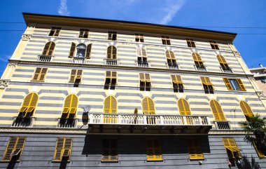 Cenova, yaz sokakları, sokaklarda dış detayları, çatılar, ışıklar ve kapılar, pencereler, Cenova yolları. Plaza Kristof Kolomb, parklar, Cenova Müzesi, balıkçıların limanları. Evlerde Genova İtalyan Madonna heykel freskleri