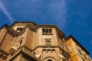 Cenova, yaz sokakları, sokaklarda dış detayları, çatılar, ışıklar ve kapılar, pencereler, Cenova yolları. Plaza Kristof Kolomb, parklar, Cenova Müzesi, balıkçıların limanları. Evlerde Genova İtalyan Madonna heykel freskleri