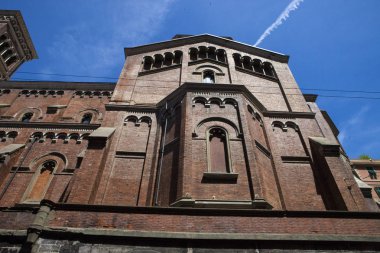 Cenova, yaz sokakları, sokaklarda dış detayları, çatılar, ışıklar ve kapılar, pencereler, Cenova yolları. Plaza Kristof Kolomb, parklar, Cenova Müzesi, balıkçıların limanları. Evlerde Genova İtalyan Madonna heykel freskleri