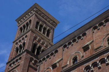 Cenova, yaz sokakları, sokaklarda dış detayları, çatılar, ışıklar ve kapılar, pencereler, Cenova yolları. Plaza Kristof Kolomb, parklar, Cenova Müzesi, balıkçıların limanları. Evlerde Genova İtalyan Madonna heykel freskleri