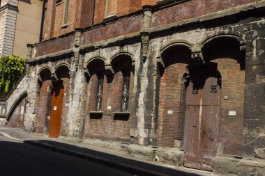 Cenova, yaz sokakları, sokaklarda dış detayları, çatılar, ışıklar ve kapılar, pencereler, Cenova yolları. Plaza Kristof Kolomb, parklar, Cenova Müzesi, balıkçıların limanları. Evlerde Genova İtalyan Madonna heykel freskleri