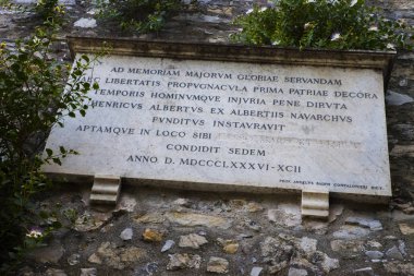 Cenova, yaz sokakları, sokaklarda dış detayları, çatılar, ışıklar ve kapılar, pencereler, Cenova yolları. Plaza Kristof Kolomb, parklar, Cenova Müzesi, balıkçıların limanları. Evlerde Genova İtalyan Madonna heykel freskleri