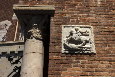 Cenova, yaz sokakları, sokaklarda dış detayları, çatılar, ışıklar ve kapılar, pencereler, Cenova yolları. Plaza Kristof Kolomb, parklar, Cenova Müzesi, balıkçıların limanları. Evlerde Genova İtalyan Madonna heykel freskleri