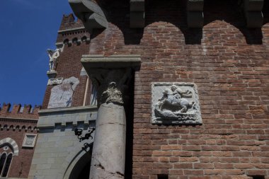 Cenova, yaz sokakları, sokaklarda dış detayları, çatılar, ışıklar ve kapılar, pencereler, Cenova yolları. Plaza Kristof Kolomb, parklar, Cenova Müzesi, balıkçıların limanları. Evlerde Genova İtalyan Madonna heykel freskleri