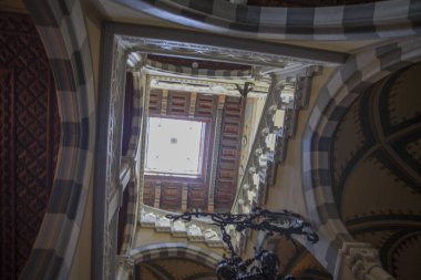 Cenova, yaz sokakları, sokaklarda dış detayları, çatılar, ışıklar ve kapılar, pencereler, Cenova yolları. Plaza Kristof Kolomb, parklar, Cenova Müzesi, balıkçıların limanları. Evlerde Genova İtalyan Madonna heykel freskleri