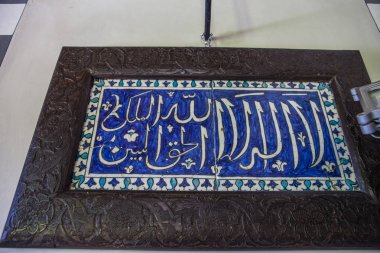 Cenova, yaz sokakları, sokaklarda dış detayları, çatılar, ışıklar ve kapılar, pencereler, Cenova yolları. Plaza Kristof Kolomb, parklar, Cenova Müzesi, balıkçıların limanları. Evlerde Genova İtalyan Madonna heykel freskleri, hız turu 