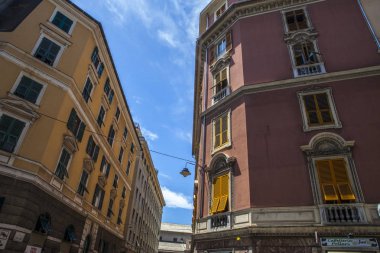 Cenova, yaz sokakları, sokaklarda dış detayları, çatılar, ışıklar ve kapılar, pencereler, Cenova yolları. Plaza Kristof Kolomb, parklar, Cenova Müzesi, balıkçıların limanları. Evlerde Genova İtalyan Madonna heykel freskleri, hız turu 