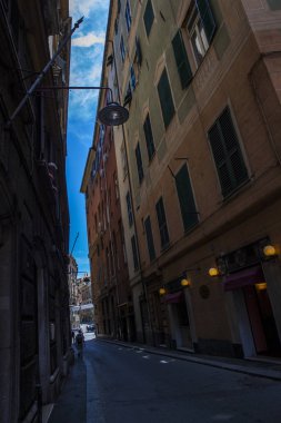 Cenova, yaz sokakları, sokaklarda dış detayları, çatılar, ışıklar ve kapılar, pencereler, Cenova yolları. Plaza Kristof Kolomb, parklar, Cenova Müzesi, balıkçıların limanları. Evlerde Genova İtalyan Madonna heykel freskleri, hız turu 