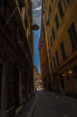 Cenova, yaz sokakları, sokaklarda dış detayları, çatılar, ışıklar ve kapılar, pencereler, Cenova yolları. Plaza Kristof Kolomb, parklar, Cenova Müzesi, balıkçıların limanları. Evlerde Genova İtalyan Madonna heykel freskleri, hız turu 