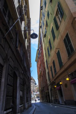 Cenova, yaz sokakları, sokaklarda dış detayları, çatılar, ışıklar ve kapılar, pencereler, Cenova yolları. Plaza Kristof Kolomb, parklar, Cenova Müzesi, balıkçıların limanları. Evlerde Genova İtalyan Madonna heykel freskleri, hız turu 