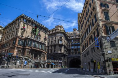 Cenova, yaz sokakları, sokaklarda dış detayları, çatılar, ışıklar ve kapılar, pencereler, Cenova yolları. Plaza Kristof Kolomb, parklar, Cenova Müzesi, balıkçıların limanları. Evlerde Genova İtalyan Madonna heykel freskleri, hız turu 