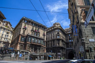 Cenova, yaz sokakları, sokaklarda dış detayları, çatılar, ışıklar ve kapılar, pencereler, Cenova yolları. Plaza Kristof Kolomb, parklar, Cenova Müzesi, balıkçıların limanları. Evlerde Genova İtalyan Madonna heykel freskleri, hız turu 