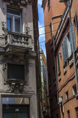 Cenova, yaz sokakları, sokaklarda dış detayları, çatılar, ışıklar ve kapılar, pencereler, Cenova yolları. Plaza Kristof Kolomb, parklar, Cenova Müzesi, balıkçıların limanları. Evlerde Genova İtalyan Madonna heykel freskleri, hız turu 