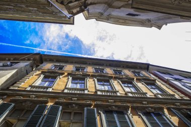 Cenova, yaz sokakları, sokaklarda dış detayları, çatılar, ışıklar ve kapılar, pencereler, Cenova yolları. Plaza Kristof Kolomb, parklar, Cenova Müzesi, balıkçıların limanları. Evlerde Genova İtalyan Madonna heykel freskleri, hız turu 