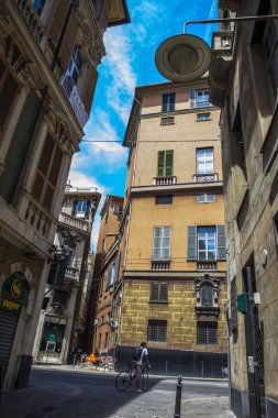 Cenova, yaz sokakları, sokaklarda dış detayları, çatılar, ışıklar ve kapılar, pencereler, Cenova yolları. Plaza Kristof Kolomb, parklar, Cenova Müzesi, balıkçıların limanları. Evlerde Genova İtalyan Madonna heykel freskleri, hız turu 