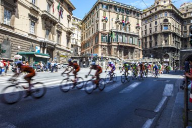 Cenova, yaz sokakları, sokaklarda dış detayları, çatılar, ışıklar ve kapılar, pencereler, Cenova yolları. Plaza Kristof Kolomb, parklar, Cenova Müzesi, balıkçıların limanları. Evlerde Genova İtalyan Madonna heykel freskleri, hız turu 