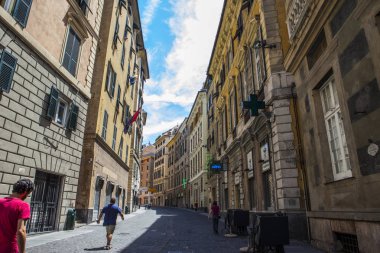 Cenova, yaz sokakları, sokaklarda dış detayları, çatılar, ışıklar ve kapılar, pencereler, Cenova yolları. Plaza Kristof Kolomb, parklar, Cenova Müzesi, balıkçıların limanları. Evlerde Genova İtalyan Madonna heykel freskleri