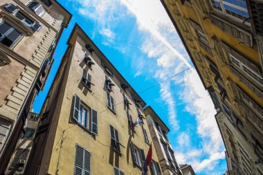 Cenova, yaz sokakları, sokaklarda dış detayları, çatılar, ışıklar ve kapılar, pencereler, Cenova yolları. Plaza Kristof Kolomb, parklar, Cenova Müzesi, balıkçıların limanları. Evlerde Genova İtalyan Madonna heykel freskleri