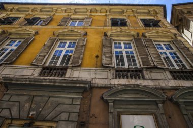 Cenova, yaz sokakları, sokaklarda dış detayları, çatılar, ışıklar ve kapılar, pencereler, Cenova yolları. Plaza Kristof Kolomb, parklar, Cenova Müzesi, balıkçıların limanları. Evlerde Genova İtalyan Madonna heykel freskleri