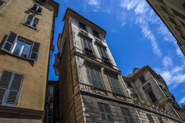 Cenova, yaz sokakları, sokaklarda dış detayları, çatılar, ışıklar ve kapılar, pencereler, Cenova yolları. Plaza Kristof Kolomb, parklar, Cenova Müzesi, balıkçıların limanları. Evlerde Genova İtalyan Madonna heykel freskleri